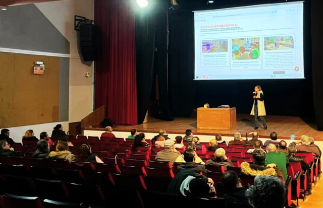 🔵 Espacios Digitalex impulsa Sesiones interactivas sobre Recursos digitales para mejorar la Empleabilidad en Extremadura 💼

Gracias a estas jornadas, organizadas en colaboración con @extremaduratrabaja, la ciudadanía adquiere habilidades para utilizar plataformas clave en su búsqueda de #empleo.

🎯 Se trata de sesiones dedicadas a divulgar acerca del manejo de los portales de empleo del SEXPE y SEPE, el uso del certificado digital y la aplicación móvil del Sexpe, entre otros.

📌Las jornadas celebradas en Alconchel y Fuente de Cantos reunieron a más de 70 personas interesadas en mejorar su #empleabilidad a través del uso de herramientas digitales.

👉Te contamos todo en la noticia de nuestra web: www.espaciosdigitalex.org/2025/04/01/espacios-digitalex-impulsa-sesiones-interactivas-sobre-recursos-digitales-para-mejorar-la-empleabilidad-en-extremadura