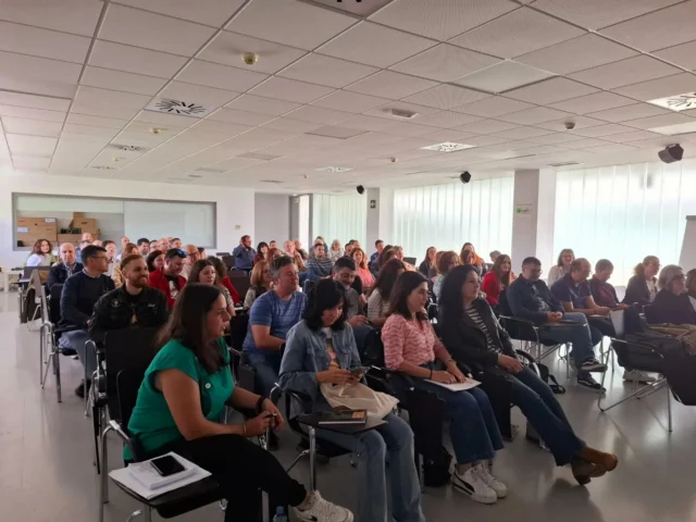 ✨️ El equipo de Espacios Digitalex ha celebrado hoy una jornada para evaluar el trabajo del primer trimestre y presentar el Plan de Actuación 2025, alineado con el Plan de Empleo y la Estrategia de Transformación Digital de Extremadura 2024-2027. 

📍Nuestro compromiso es formar a personas desempleadas, empresarias y emprendedoras en competencias digitales para mejorar sus oportunidades de empleo, fomentar el talento y acompañar en la transformación digital de Extremadura. 

🟠 Espacios Digitalex conforma la Red de Centros de Competencias Digitales de Extremadura, con más de 70 centros al servicio de la ciudadanía en todo el territorio. 

¡Descubre los nuevos talleres! 

Infórmate y da el siguiente paso en tu formación digital. www.espaciosdigitalex.org 

Espacios Digitalex forma parte de Somos Digital (Red Nacional de Centros de Competencias Digitales) y de la alianza europea All Digital. 

#EspaciosDigitalex #CompetenciasDigitales #TransformaciónDigital #EmpleoExtremadura #FormaciónDigital