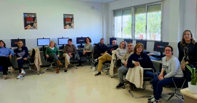 🔷🔸 El Espacio Digital de 𝗝𝗮𝗿𝗮𝗻𝗱𝗶𝗹𝗹𝗮 𝗱𝗲 𝗹𝗮 𝗩𝗲𝗿𝗮, ha impartido un taller de #MarketingDigital dirigido a personas emprendedoras y empresas. Un paso clave para mejorar su visibilidad online, conectar con nuevos públicos y optimizar su gestión con herramientas digitales.⁣
⁣
✅ En 𝗔𝗹𝗱𝗲𝗮𝗻𝘂𝗲𝘃𝗮 𝗱𝗲 𝗹𝗮 𝗩𝗲𝗿𝗮, otro grupo ha ganado autonomía y confianza para realizar trámites por Internet gracias al taller de #AdministraciónElectrónica, fundamental para acceder a servicios públicos y oportunidades laborales.⁣
⁣
🌀 Descubre toda la oferta formativa en nuestra web: www.espaciosdigitalex.org/formacion
⁣
#EspaciosDigitalex #CompetenciasDigitales #Extremadura #EmpleoDigital #MarketingDigital #AdministraciónElectrónica #TransformaciónDigital