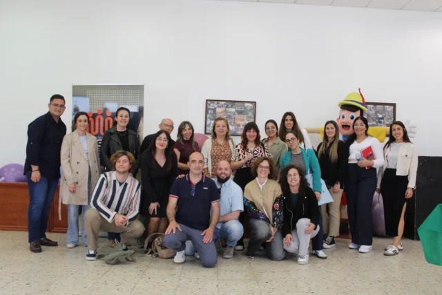 ✨ 𝗘𝗹 𝗘𝘀𝗽𝗮𝗰𝗶𝗼 𝗗𝗶𝗴𝗶𝘁𝗮𝗹 𝗱𝗲 𝗠é𝗿𝗶𝗱𝗮 𝗿𝗲ú𝗻𝗲 𝗮 𝗰𝗮𝘁𝗼𝗿𝗰𝗲 𝗲𝗻𝘁𝗶𝗱𝗮𝗱𝗲𝘀 𝗰𝗼𝗺𝗽𝗿𝗼𝗺𝗲𝘁𝗶𝗱𝗮𝘀 𝗰𝗼𝗻 𝗹𝗮 𝗶𝗻𝗰𝗹𝘂𝘀𝗶ó𝗻 𝗱𝗶𝗴𝗶𝘁𝗮𝗹🤝

🤝 Durante la jornada, hemos compartido experiencias y retos sobre formación, orientación e inserción laboral, reforzando los lazos de colaboración interinstitucional y apostando por el acompañamiento a quienes más lo necesitan.

💬 Hemos abierto un espacio de reflexión sobre la brecha digital de género, destacando la importancia de impulsar la autonomía digital de las mujeres en entornos rurales o vulnerables.

📍El encuentro ha sido organizado por el técnico del Espacio Digital de Mérida-Nueva Ciudad, Marco Mulero Molino.

📣 Toda la info en la noticia: https://www.espaciosdigitalex.org/2025/05/16/el-espacio-digital-de-merida-reune-a-catorce-entidades-comprometidas-con-la-inclusion-digital/

#DíaDeInternet2025 #InclusiónDigital #BrechaDigital #EspacioDigitalMérida #CompetenciasDigitales #DigitalizaciónInclusiva #DigComp