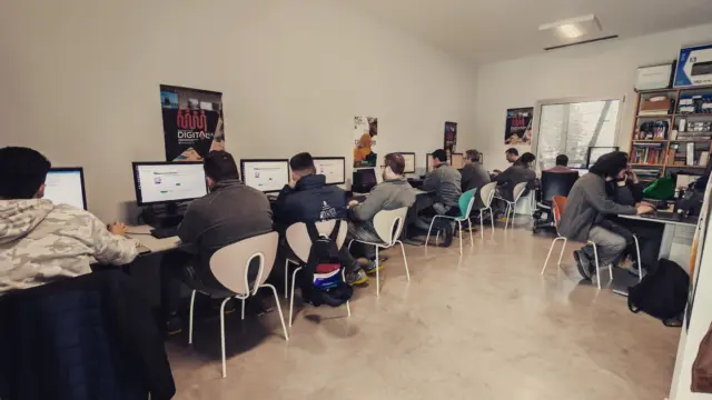 🔴El Espacio Digital de la Casa de la Mujer de Badajoz refuerza las competencias digitales del Programa de Formación y Empleo de Artesanía

El alumnado ha aprendido a crear #currículums con #Canva, gestionar documentos en la nube con Google Drive, utilizar LibreOffice y realizar trámites digitales con con herramientas clave de identificación digital como #Cl@ve o el certificado electrónico.

✨Este itinerario propuesto por @extremaduratrabaja y llevado a cabo por Espacios Digitalex refuerza la cualificación tecnológica de los colectivos en formación para el empleo, promueve la igualdad de oportunidades y favorece su inserción laboral.

📣 Descubre todos los detalles en la noticia de nuestra web:
https://www.espaciosdigitalex.org/2025/06/03/el-espacio-digital-de-la-casa-de-la-mujer-de-badajoz-refuerza-las-competencias-digitales-del-programa-de-formacion-y-empleo-de-artesania/
